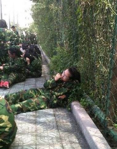 请注意形象！妹子