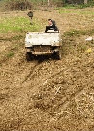 我们村最牛的车了，载人载物两用！