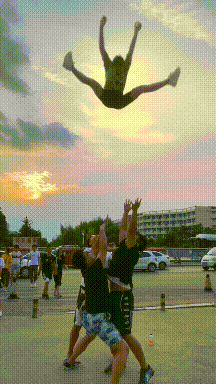 几位小哥快跑吧，她男朋友正在拿刀赶来