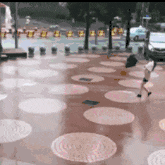 大姐，风这么大，你就别出门了