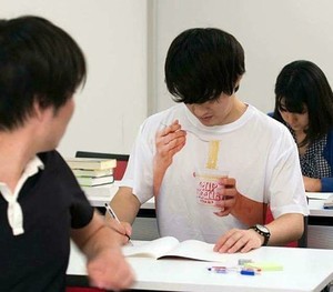 同学，同学，唉，上课不能吃泡面