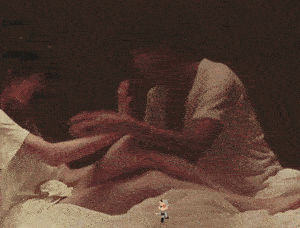 怀里藏了什么东西交出来，不然我动手了...