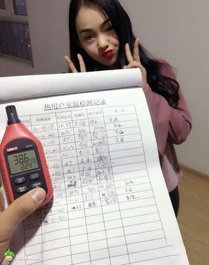 哈尔滨某供热企业到居民家中测温，居民非常配合