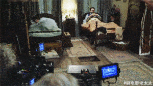 纽特钻进手提箱那里，看的时候还以为会是很厉害的特效，没想到是真挖了个洞