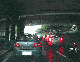 孩子将垃圾随手扔出车窗外，于是爸爸下车，将垃圾捡回了车里，并对孩子的行为进行了指责。给这位爸爸点赞！