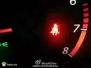 刚才有个傻X打电话问我 车上仪表有故障灯亮了,一个小人背着一把宝剑,这是怎么了?我告诉他,这是特么车上有刺客。