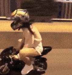 小姐姐的摩托车真是炫酷啊