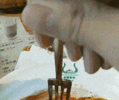 和女朋友吃饭，本想献个殷勤，没想到啊，这就尴尬了