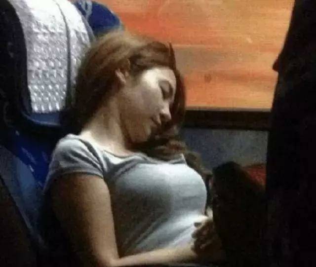 美女把我的位置占了,该不该把她叫醒