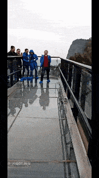 这是演的还是真的摔倒了，各位看明白了吗