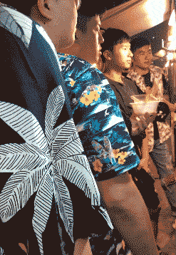 看起来这个店的生意很好啊，这么多人在排队