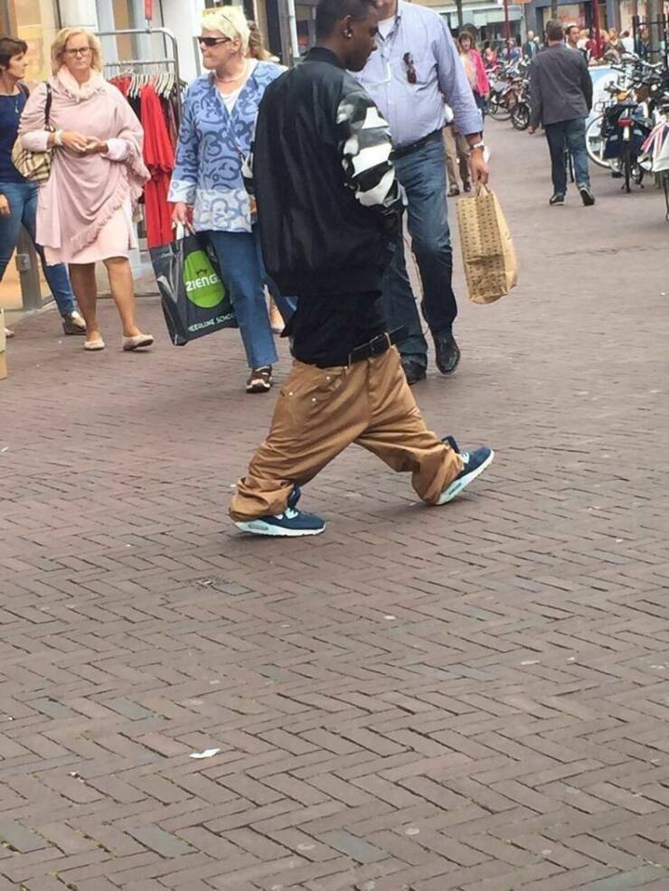 看什么看，没见过这么长的腿么！