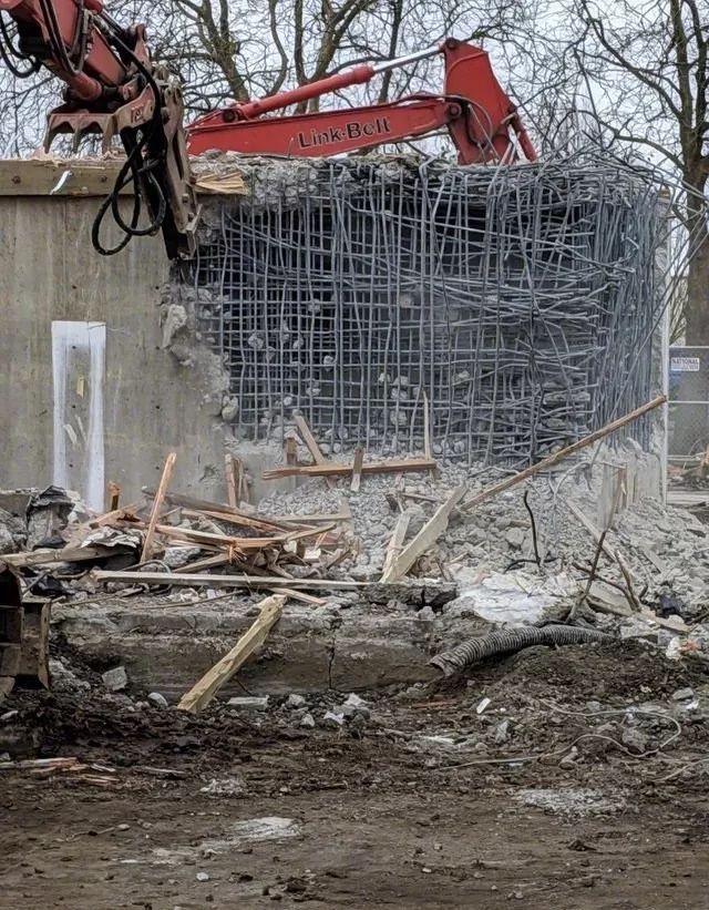 拆迁现场，银行建筑的墙壁内部