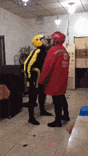 一言不合就尬舞！就不能带上我一起跳吗！ 这把我摔的！