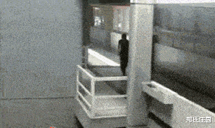 这下跳到人家家里了，太尴尬了。