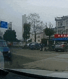 大哥，是不是在车里坐久了想出来透透气啊