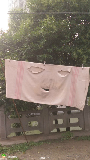 上班路上偶遇邻居家晒的床单