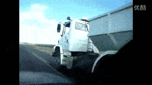 我哩个神，这是我见过最长的汽车，你之前是开火车的吧