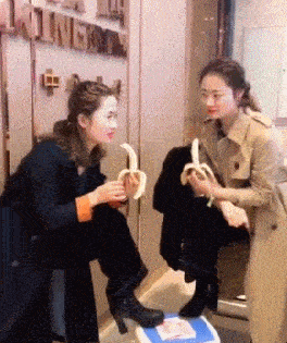 虽然黑衣服的妹子吃的很豪放，但黄衣服妹子这内涵的眼神什么意思？你在想什么呢？