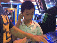 看这位小朋友羡慕的眼光就知道，这是遇到高手了呀。