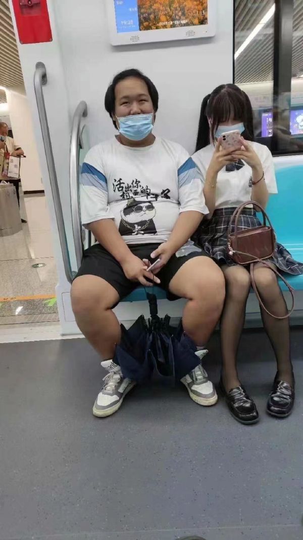 陪弟弟参加漫展，一脸不情愿的样子。