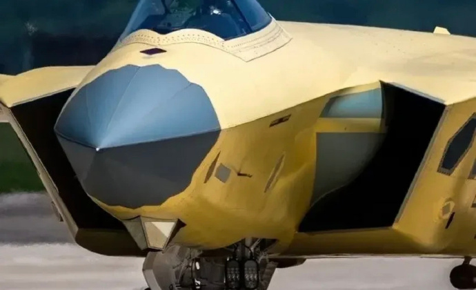 老婆说这飞机怎么有两颗龅牙？