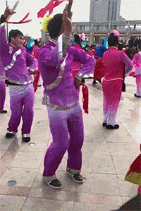 哟！扭着呢，哥几个！男人骚起来，也没大妈们什么事了