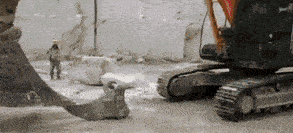 这挖掘机师傅技术这么牛，是哪个学校毕业的？