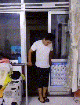 虽然你脱鞋进屋了，但你忘了洗脚，这下刚拖的地都白拖了