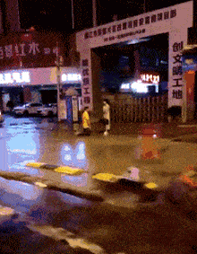 别笑人家小伙子了，估计你想跪连机会都没有吧