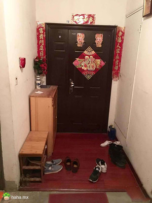 第一眼我还以为是把对联贴在家里面