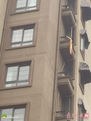 跨年夜，南京一小区发生离奇坠楼有邻居称，坠亡男子当时在女同事家，对方丈夫突然回家，顺着床单下楼不慎失手