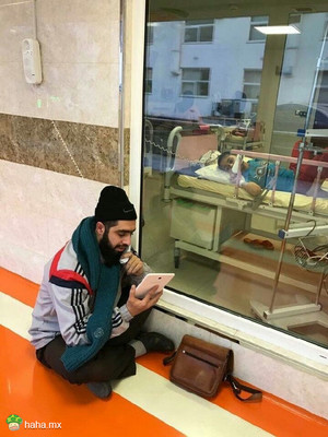 这个伊朗小男孩被确诊为癌症，他的老师每天都来医院给他讲当天的课，给他讲学校里发生的事