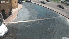 知道路面为什么一开始就是湿的了吧