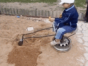 挖掘机从娃娃抓起