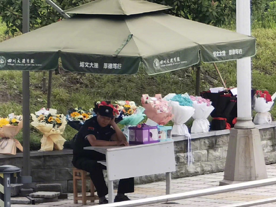 第一眼以为是陵园