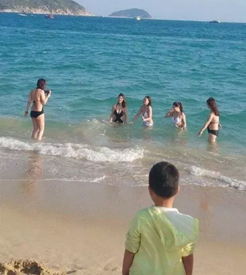 从少年的背影中，我看到了他对大海……