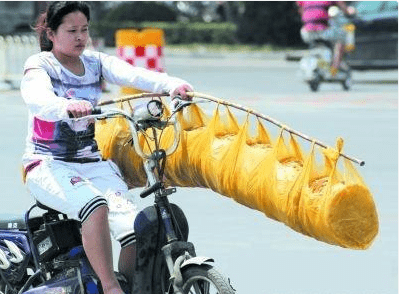 大姐，你这样送快餐效率很高啊