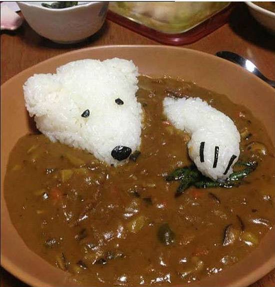 小白熊在泡澡？