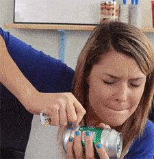 姑娘看样酒量不错，喝酒的样子太陶醉了