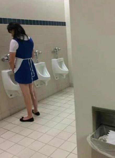 上厕所遇到的，吓尿了